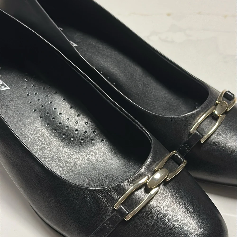NWOT-  Trotter Dakota Elegant Black Pump Shoes With Silver Color Accent.
